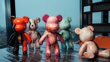 Роспись мишки Bearbricks в технике флюид-арт