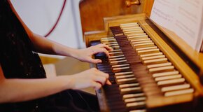 Орган при свечах