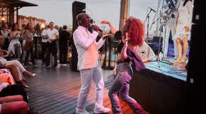 From Manhattan With Love: Джаз на крыше. Вокалист из США, Эмманс Маквон & 3H band