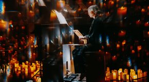 Рождественский орган при свечах