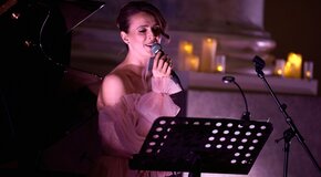 Adele. Tribute при свечах в старинном соборе