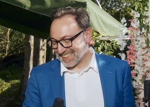 Живой француз поет свою Францию