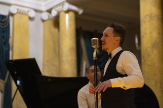 Фрэнк Синатра при свечах в усадьбе