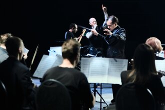 Шоу «Робби Уильямс Experience — позвольте развлечь вас!» с оркестром