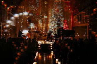 Рождественский орган при свечах