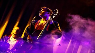 Рок-хиты на виолончелях. Новогодний концерт в сердце города