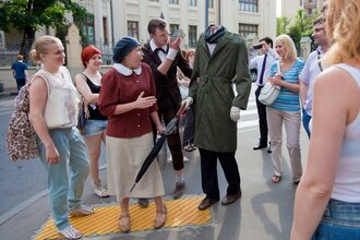 В час небывало жаркого заката...
