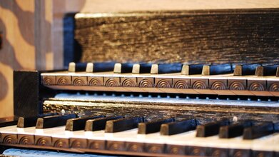 Орган при свечах. Времена года