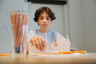 Арт-медиация «За кулисами: путешествие в мир сценографии» (7-12 лет)