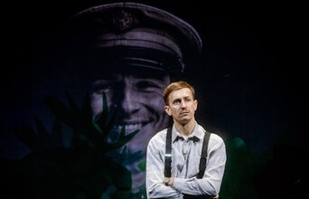 Лицо сестры в сиянии стекла