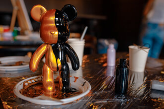 Роспись мишки Bearbricks в технике флюид-арт