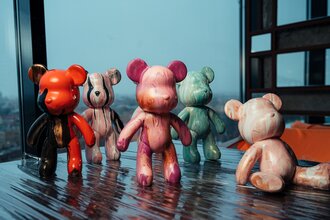 Роспись мишки Bearbricks в технике флюид-арт