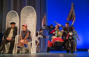 Әтәч менгән читәнгә / Взлетел петух на плетень