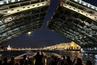 Развод мостов. Ночная прогулка по Неве
