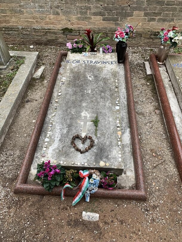 Игорь Стравинский: сотня произведений, три гражданства, два брака и другие факты из жизни Могила Игоря Стравинского на кладбище Сан-Микеле в Венеции. 2019. Автор фото Полина Ковалевская.