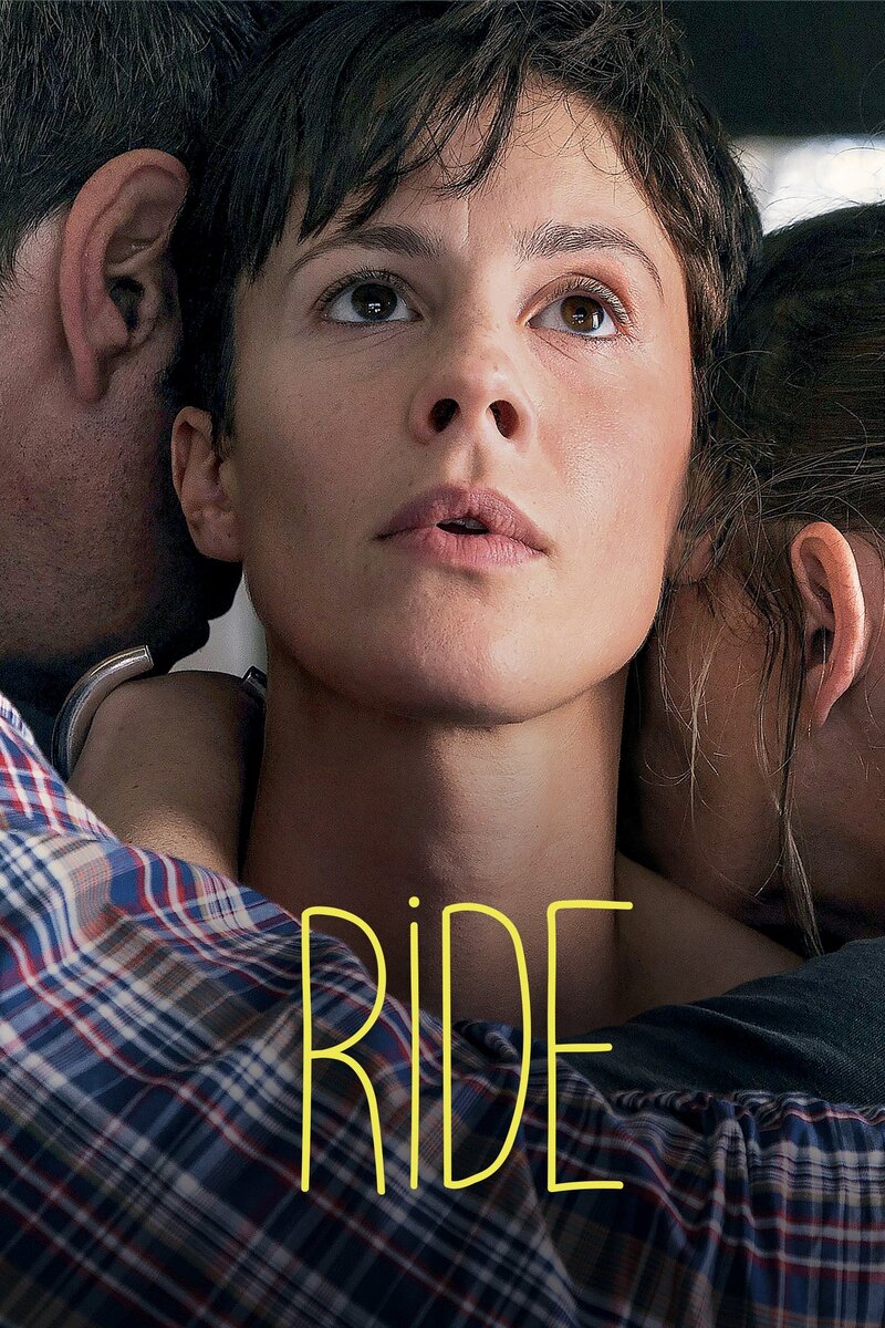 Она смеется (2018) - постер 2
