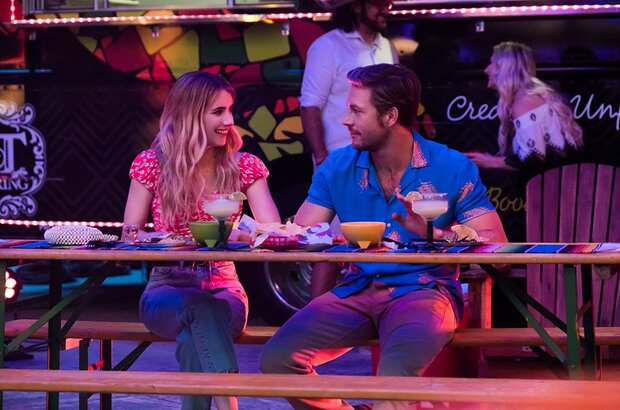 Holidate (2020) - photo 1
