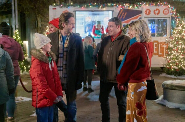 Holiday Hotline (2023) - photo 7