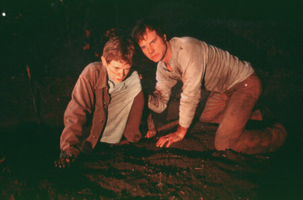 Frailty (2001) - photo 1