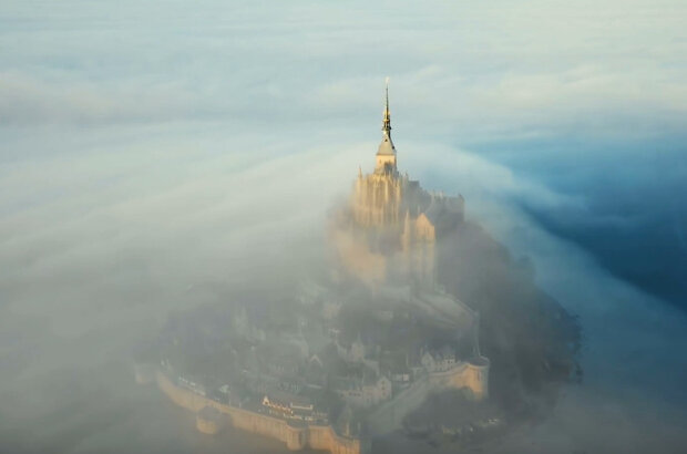 Королева Елизавета II: Жизнь на троне (2020) - фото 1