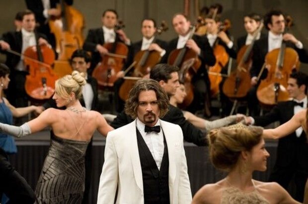 The Tourist (2010) - photo 12