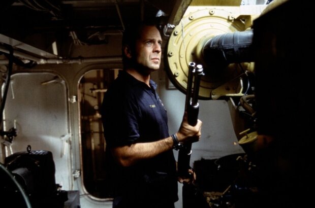 Striking Distance (1993) - photo 4
