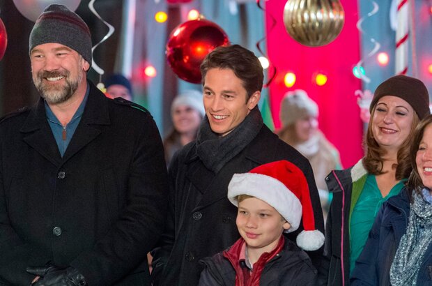 Sharing Christmas (2017) - photo 2