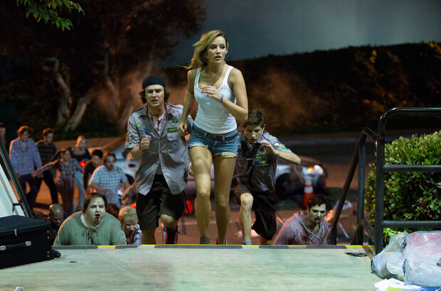 Scouts Guide to the Zombie Apocalypse (2015) - photo 6