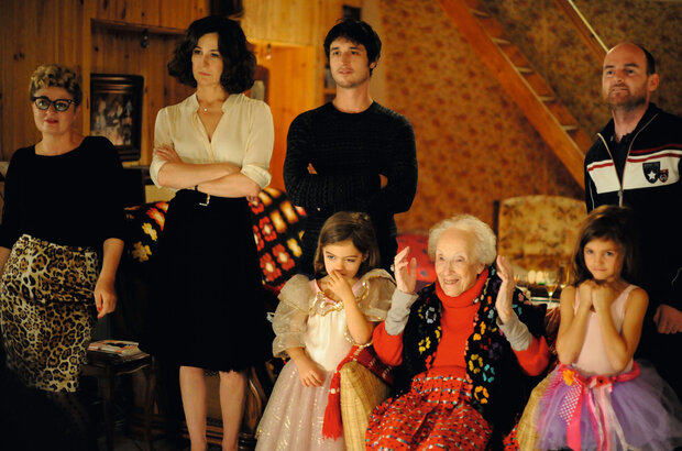 Hand in Hand (2012) - photo 8