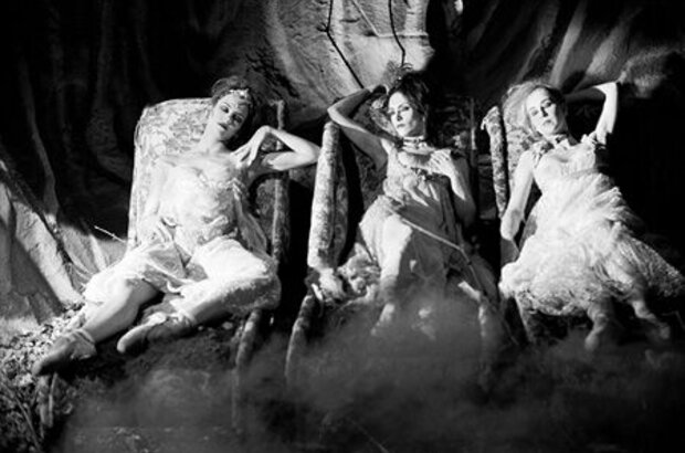 Dracula: Pages from a Virgin's Diary (2002) - photo 6