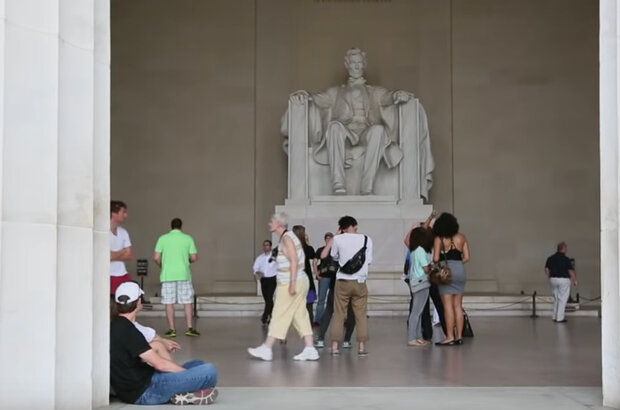 Living with Lincoln (2015) - photo 1