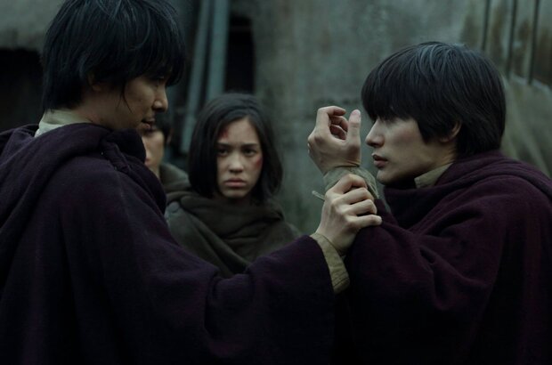 Атака титанов. Фильм первый: Жестокий мир (2015) - фото 11