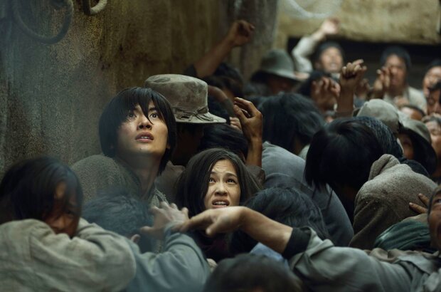 Атака титанов. Фильм первый: Жестокий мир (2015) - фото 12