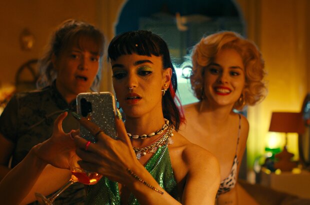 The Balconettes (2024) - photo 10