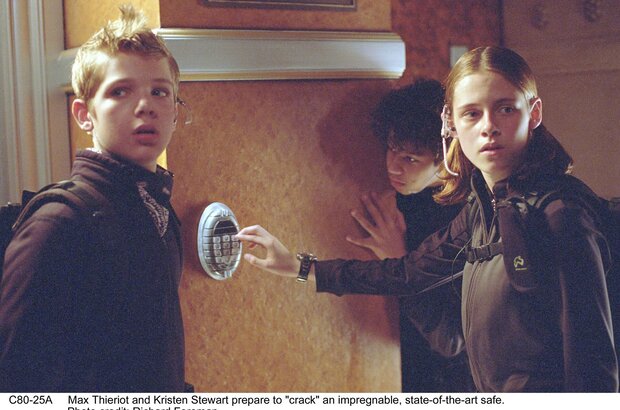 Catch That Kid (2004) - photo 2