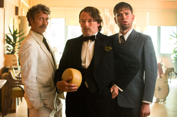 Men & Chicken (2015) - photo 6