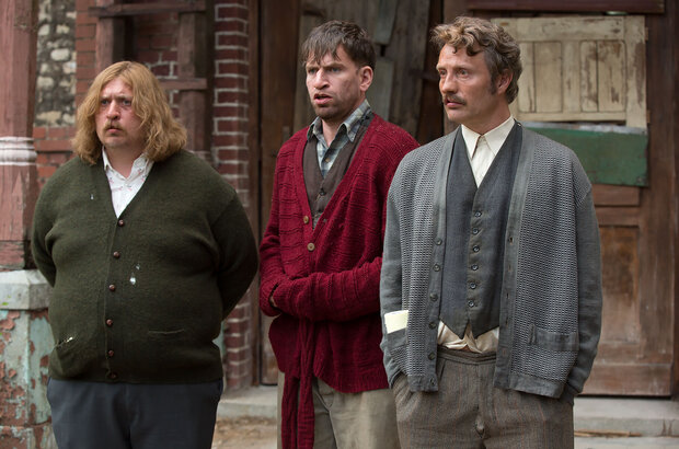 Men & Chicken (2015) - photo 2