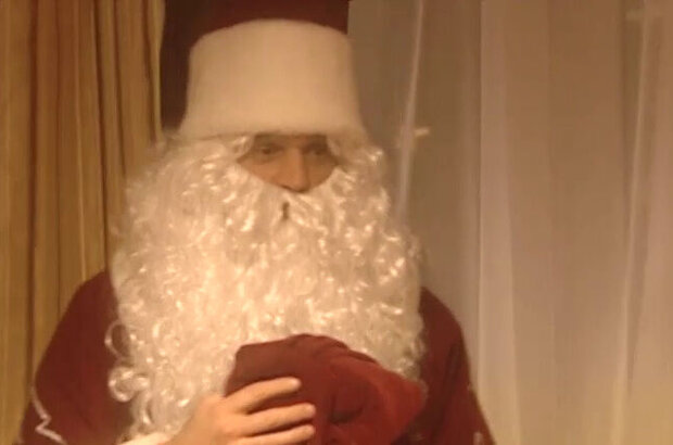 Open the Door, It's Santa Claus! (2007) - photo 4