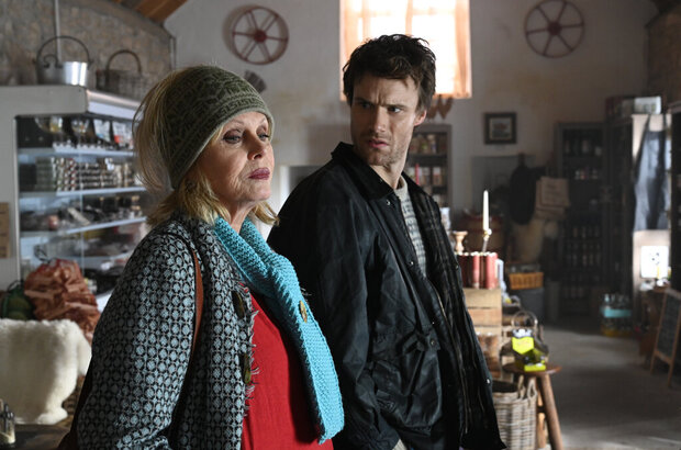 Falling for Figaro (2020) - photo 9