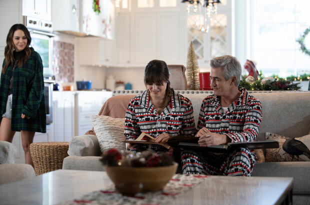 The Fight Before Christmas (2021) - photo 5
