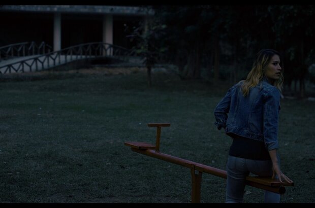 Среди деревьев / За деревьями (2019) - фото 3