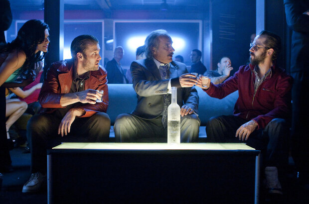 Меж двух огней (2009) - фото 1