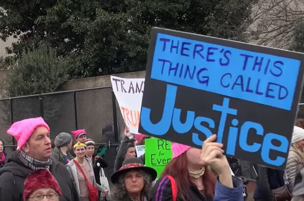 Outside the Bubble: On the Road with Alexandra Pelosi (2018) - photo 4