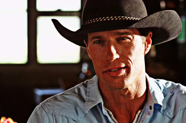 Cowboys vs Dinosaurs (2015) - photo 1