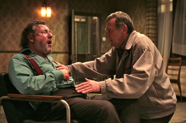 44 Inch Chest (2009) - photo 4