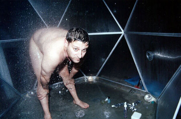 We Live in Public (2009) - photo 2