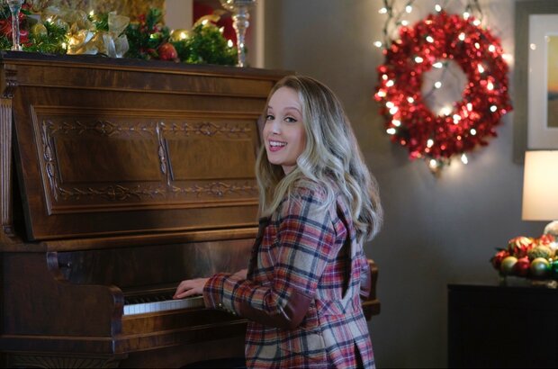 A Royal Queens Christmas (2021) - photo 4