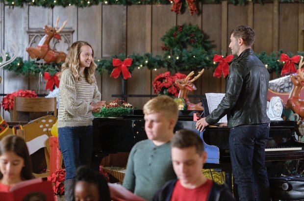 A Royal Queens Christmas (2021) - photo 5