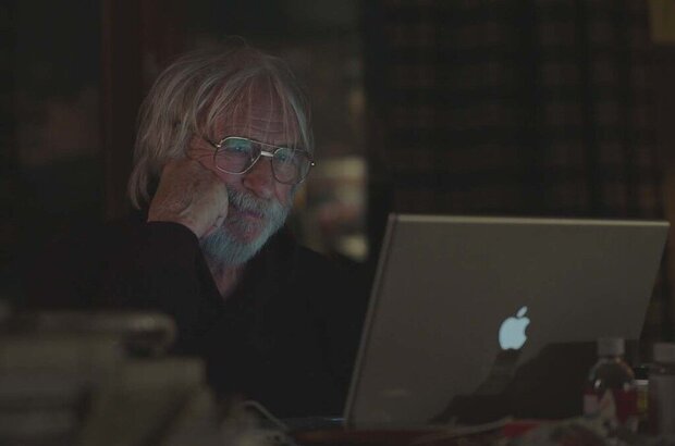 Mr. Stein Goes Online (2017) - photo 8