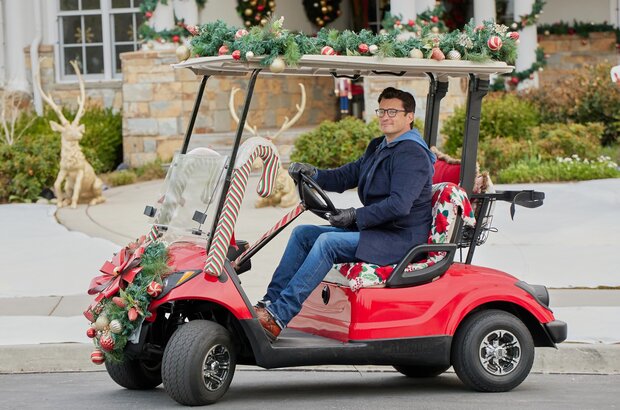 Haul Out the Holly: Lit Up (2023) - photo 4